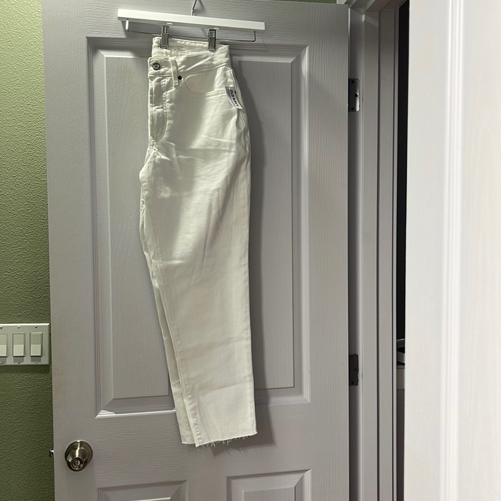 Never worn women’s white curvy straight jeans- Old Navy size 8